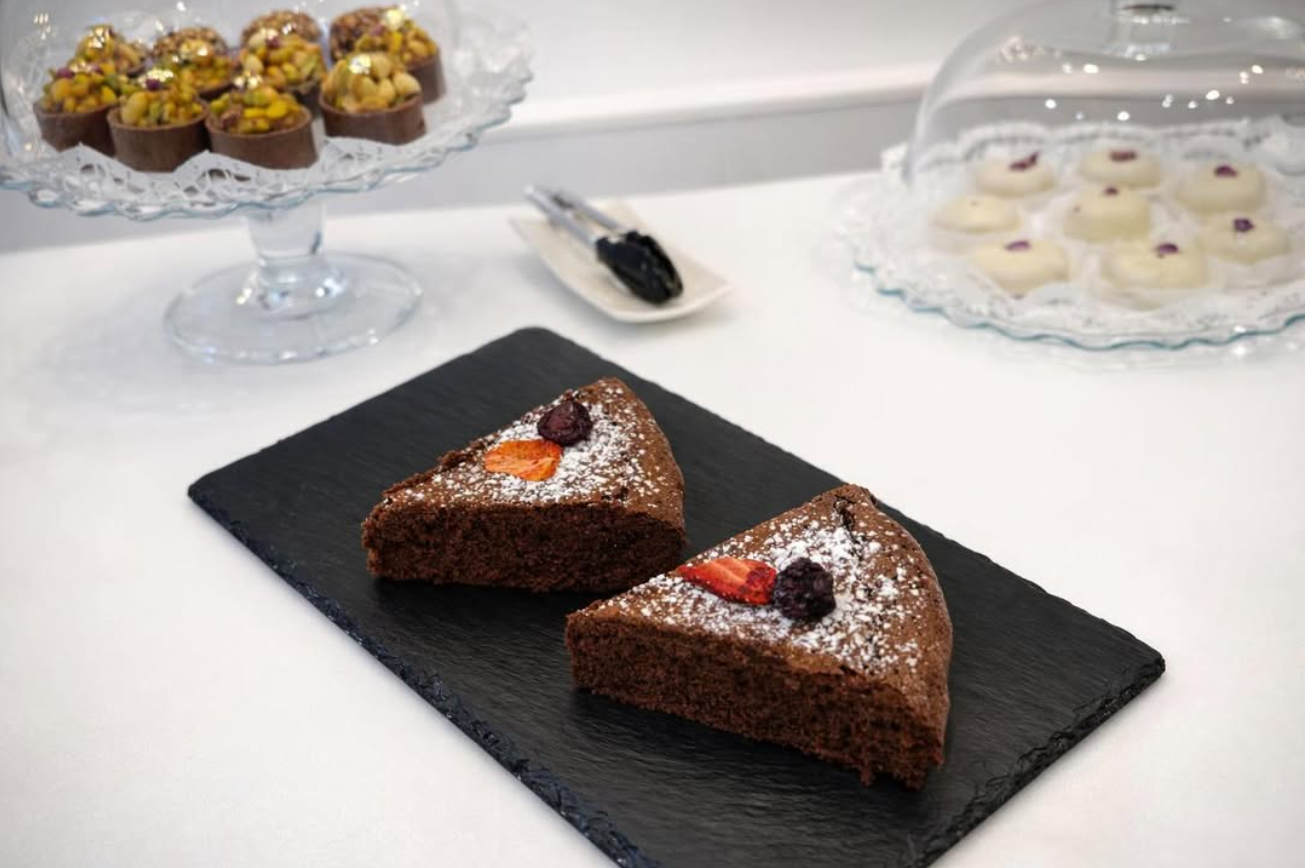 Das beste Rezept und Servierideen für glutenfreien Schokoladenkuchen. Entdecken Sie den saftigen und weichen Genuss mit Zartbitterschokolade in der Interpretation von La Maison des Délices.